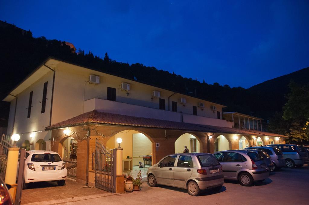 Albergo Magrini Della Genga Genga  Extérieur photo